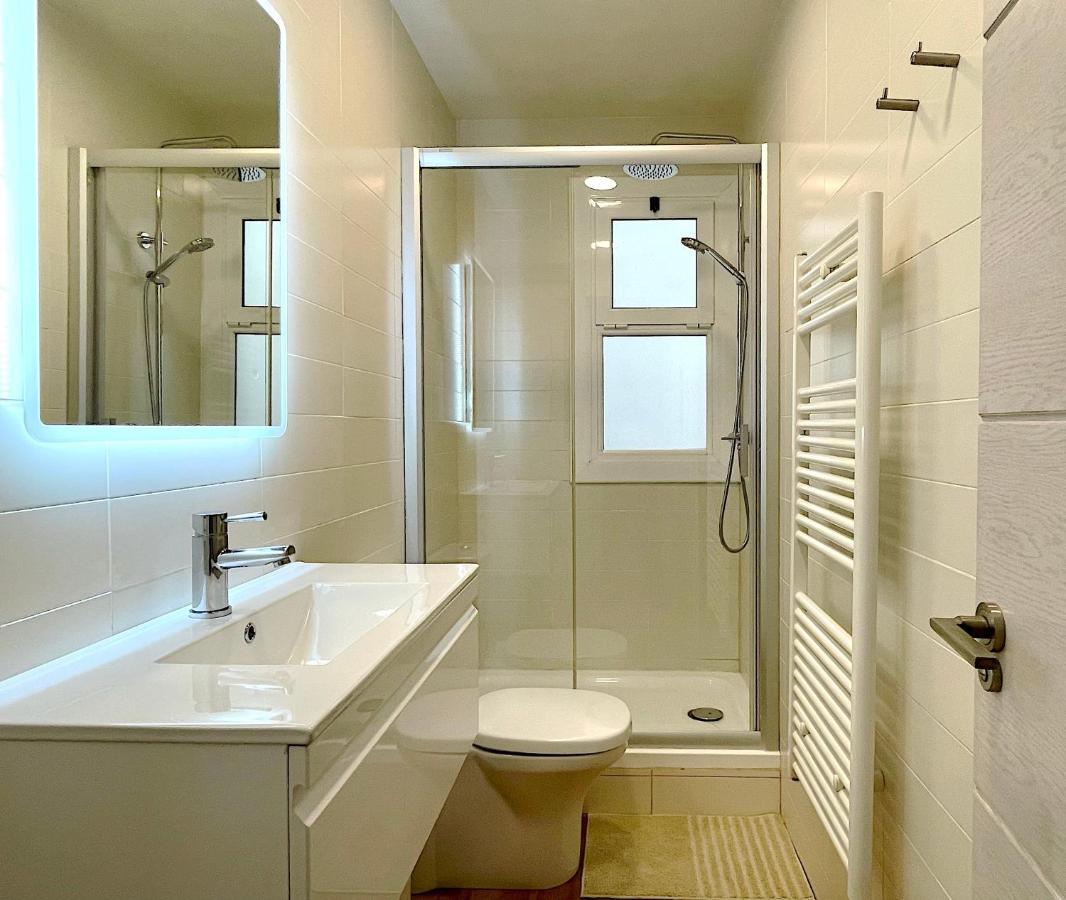 Abbott Apartment - 1 Min From The Beach - 100M2 - Sleeps 8 Sitges Extérieur photo